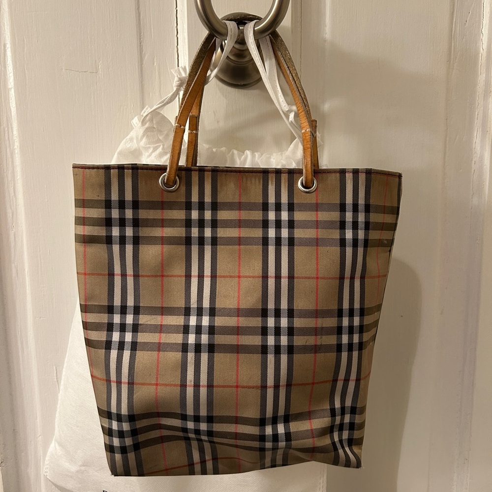 Burberry London nylon tote
Approx. 10.5x9x3.5
Cute for on the go
Made in Italy - Picture 3 of 12